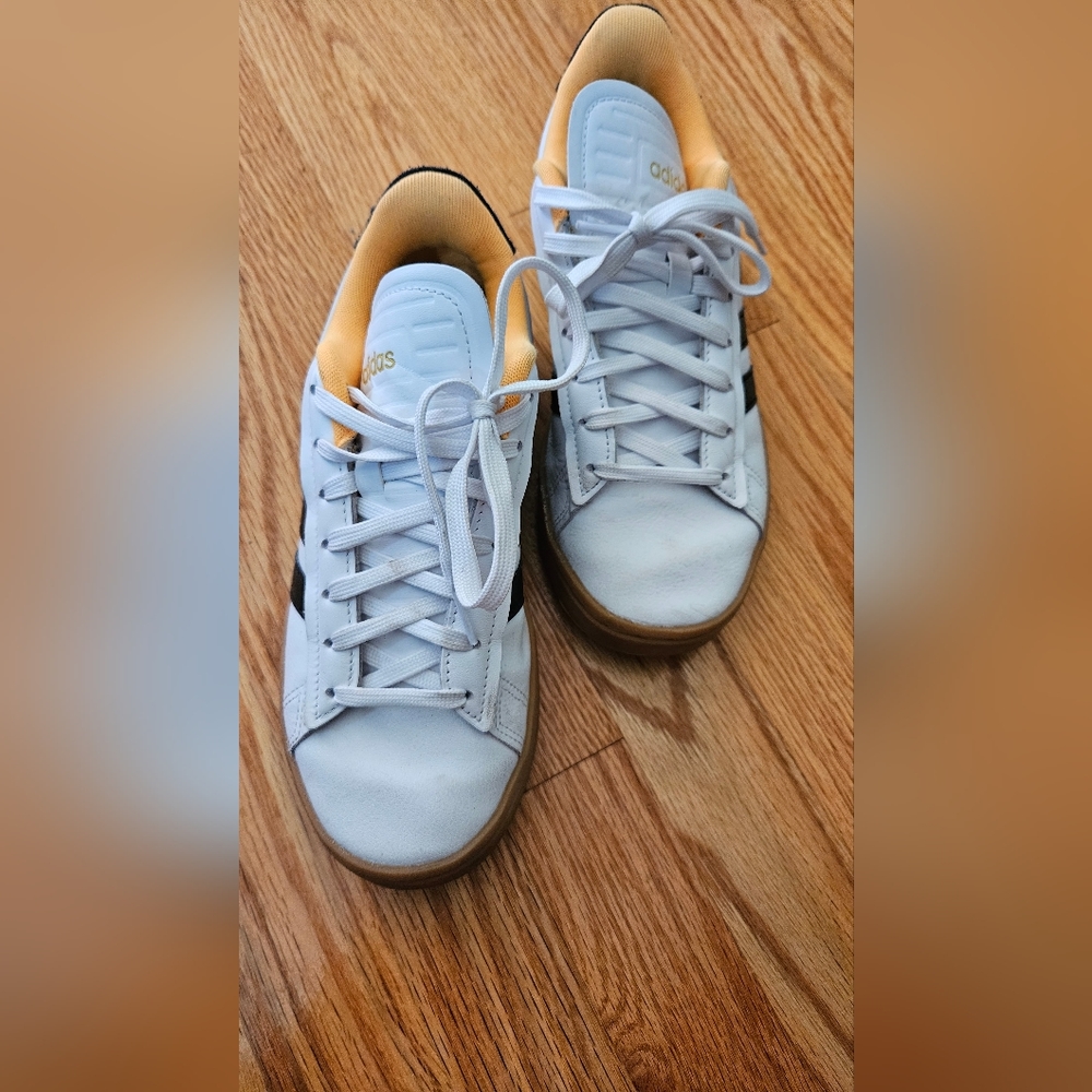 Adidas 3 striped qomens gummy sole sneaker